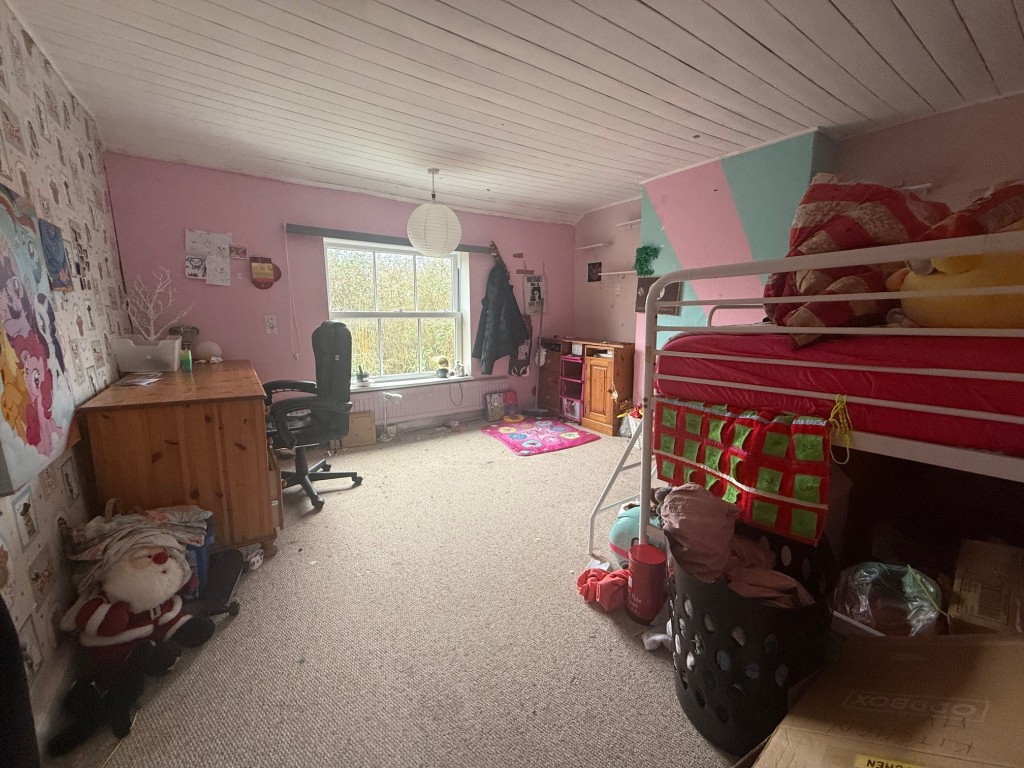 Lot: 82 - HOUSE FOR REPAIR AND IMPROVEMENT - Room on first floor currently used as a bedroom